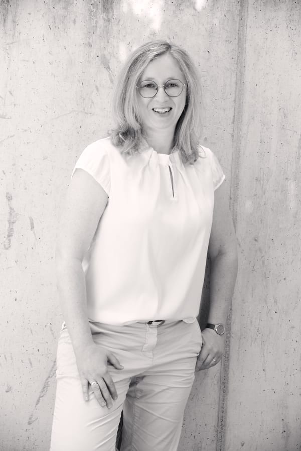 Miriam Althaler, psychosoziale Beraterin in Pfunds, blickt ruhig und freundlich in die Kamera.
